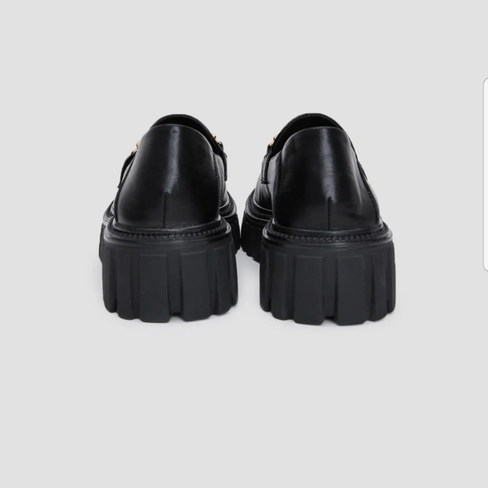 Vegan Leather Chunky Heeled Loafers with Gold Chain (Black) - Lattelier - Picture 3 of 13